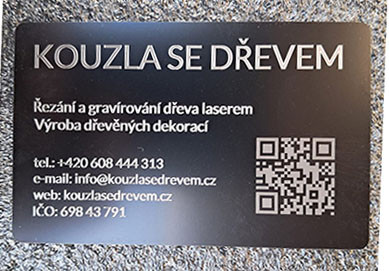 Vizitka z eloxovaného hliníku se značením textu a QR kódu – černá