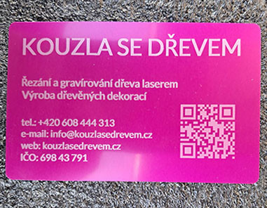 Vizitka z eloxovaného hliníku se značením textu a QR kódu – fialová
