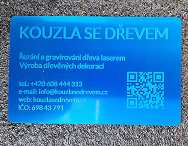 Vizitka z eloxovaného hliníku se značením textu a QR kódu – modrá