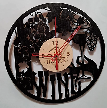 Dřevěné černé hodiny – zakázka na míru